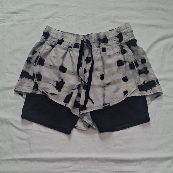 lululemon athletica Black and White Athletic Shorts Size 4 - Picture 1 of 7
